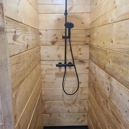 Les De Lutina بيت خشبي