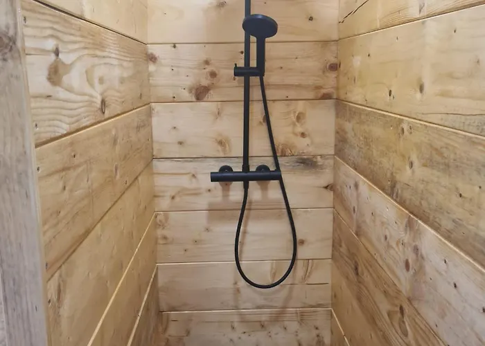 Les De Lutina 山林小屋